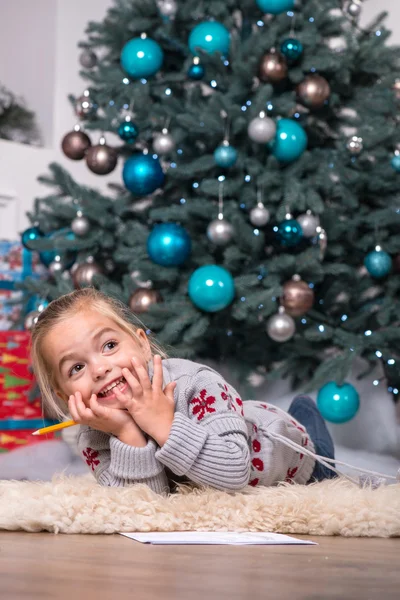 Mamá y su hija esperando la Navidad —  Fotos de Stock