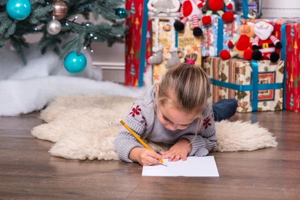 Mama i córka oczekiwania na Boże Narodzenie — Zdjęcie stockowe