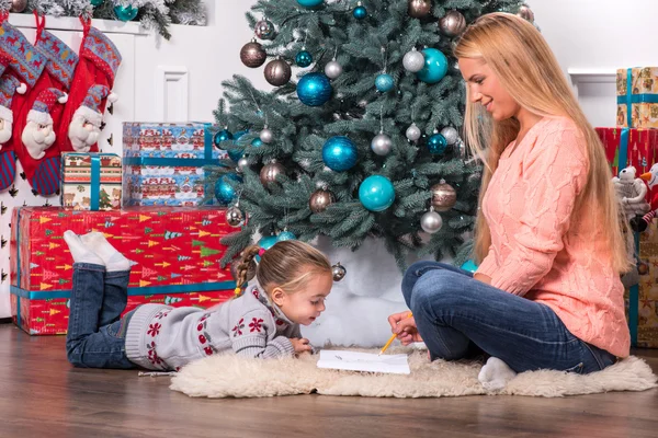 Mamá y su hija esperando la Navidad —  Fotos de Stock