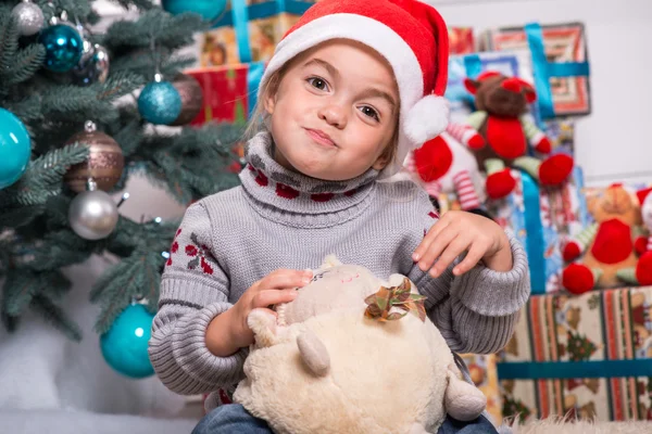 Mamá y su hija esperando la Navidad —  Fotos de Stock