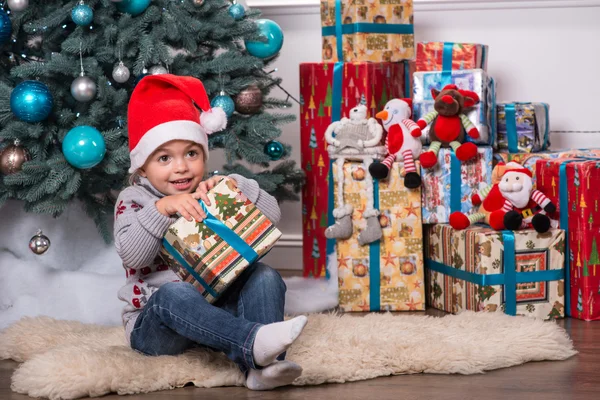 Mamá y su hija esperando la Navidad —  Fotos de Stock