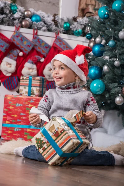 Mamá y su hija esperando la Navidad — Foto de Stock