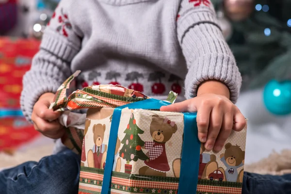 Moeder en dochter te wachten voor de kerst — Stockfoto