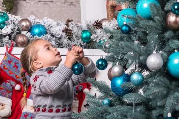 Mama i córka oczekiwania na Boże Narodzenie — Zdjęcie stockowe