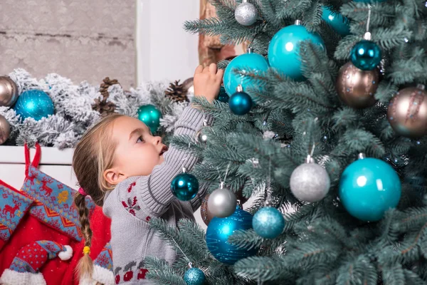 Mama i córka oczekiwania na Boże Narodzenie — Zdjęcie stockowe