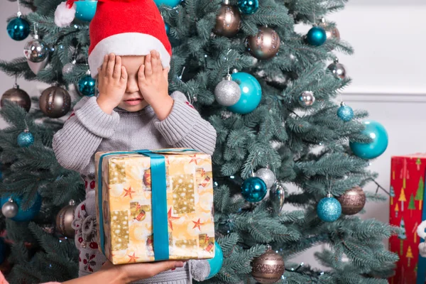 Moeder en dochter te wachten voor de kerst — Stockfoto