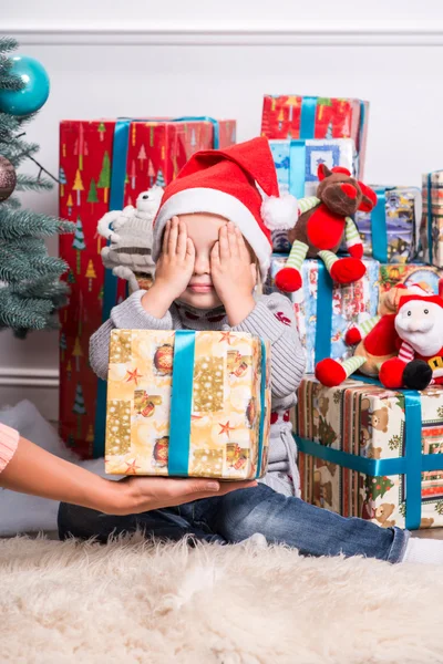 Mamá y su hija esperando la Navidad —  Fotos de Stock