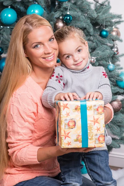Mama i córka oczekiwania na Boże Narodzenie — Zdjęcie stockowe