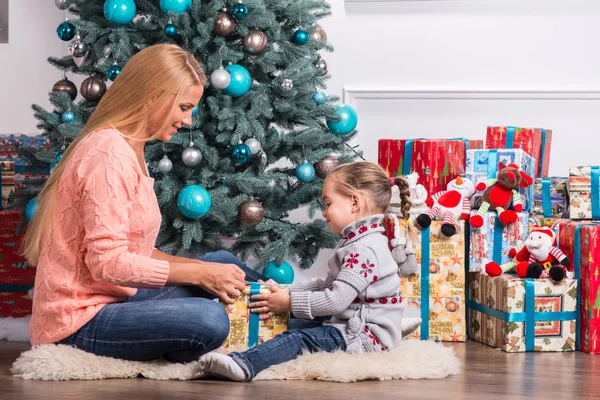 Mamá y su hija esperando la Navidad — Foto de Stock