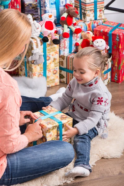 ママと娘のクリスマスを待っています。 — ストック写真