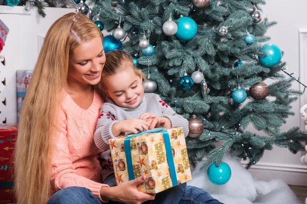 Mamá e hija preparándose para la Navidad — Foto de Stock