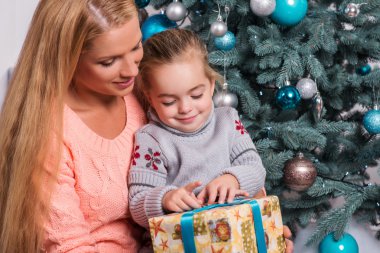 Anne ve kızı yılbaşı için hazırlanıyor