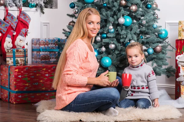 Mom and daughter preparing for Christmas — Stock Photo, Image