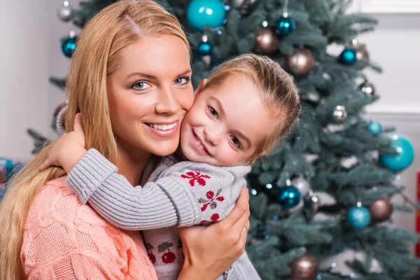 Mom and daughter preparing for Christmas — Stock Photo, Image