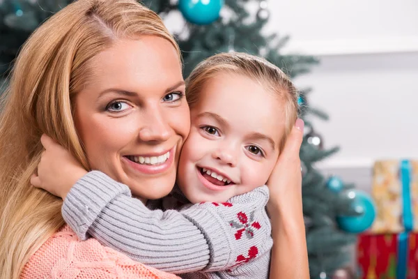 Maman et fille se préparent pour Noël — Photo