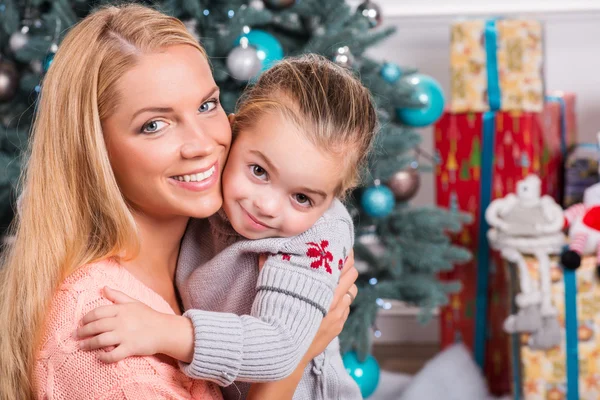 Mamá e hija preparándose para la Navidad — Foto de Stock