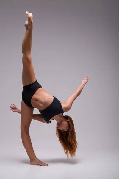 Woman gymnast stretching — Stock Photo, Image