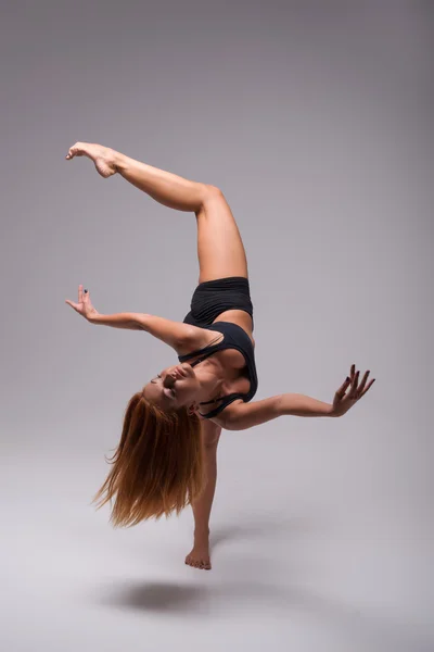 Woman gymnast stretching — Stock Photo, Image