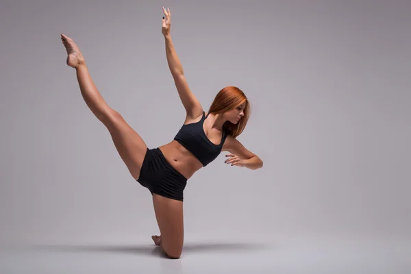 Donna ginnasta stretching — Foto Stock