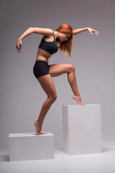 Mujer gimnasta estiramiento —  Fotos de Stock