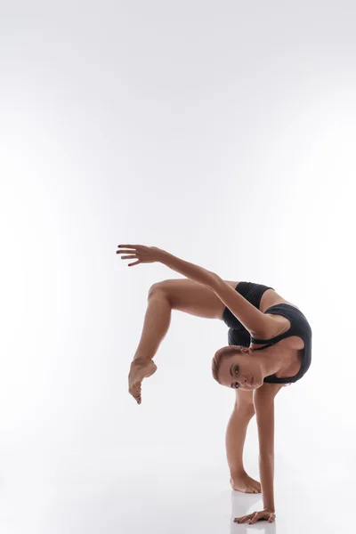 女子体操运动员伸展 — 图库照片