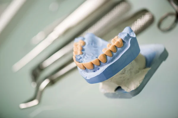 Arbeit des Zahnarztes ist nicht so einfach — Stockfoto