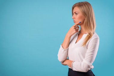 Güzel sarışın giyen beyaz bluz