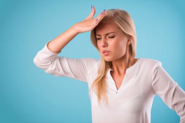 Güzel sarışın giyen beyaz bluz