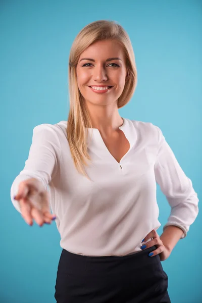 Hermosa rubia con blusa blanca — Foto de Stock