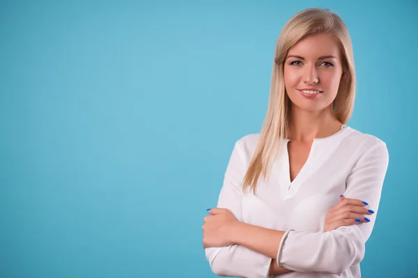 Härlig blondin bär vit blus — Stockfoto