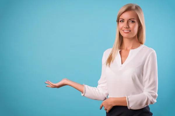 Härlig blondin bär vit blus — Stockfoto