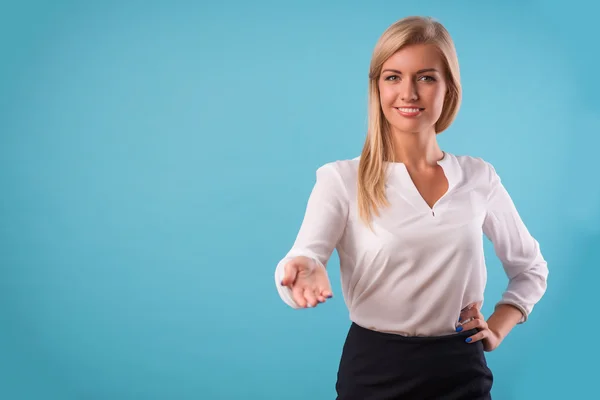 Hermosa rubia con blusa blanca — Foto de Stock