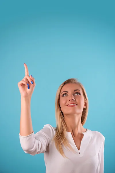 Belle blonde vêtue d'une blouse blanche — Photo