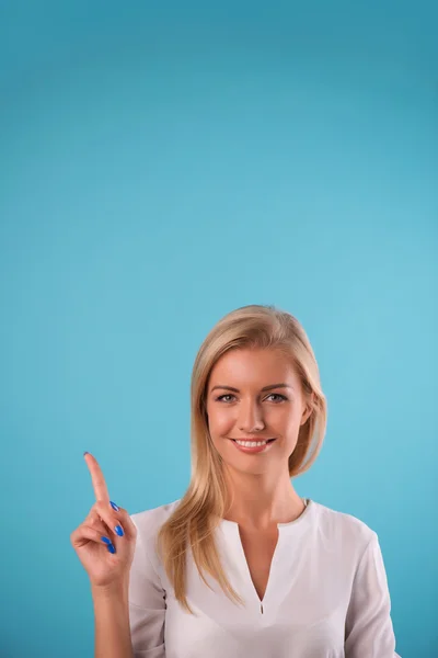 Härlig blondin bär vit blus — Stockfoto