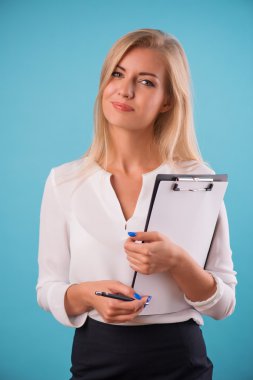 Güzel sarışın giyen beyaz bluz