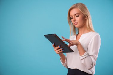 Güzel sarışın giyen beyaz bluz