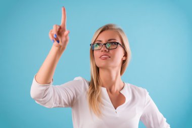 Güzel sarışın giyen beyaz bluz