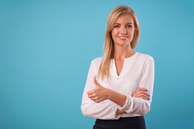 Güzel sarışın giyen beyaz bluz