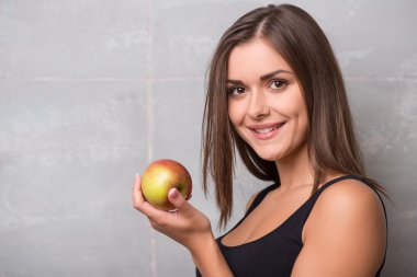 Atletik görünümlü genç seksi kız