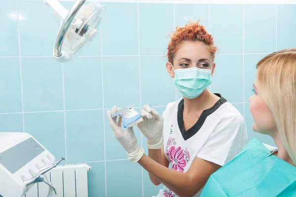 Arbeit des Zahnarztes ist nicht so einfach — Stockfoto