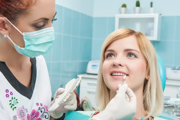 Il lavoro di dentista non è così facile — Foto Stock