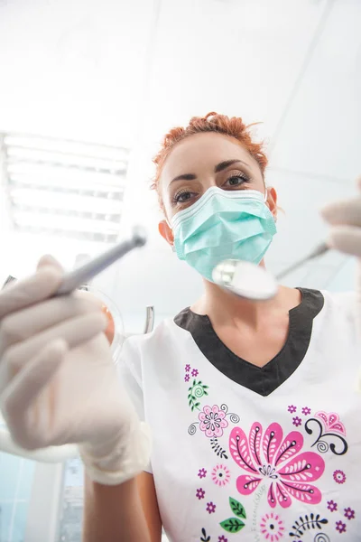 Arbeit des Zahnarztes ist nicht so einfach — Stockfoto