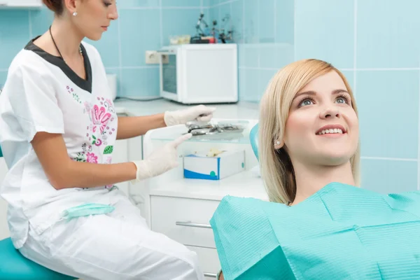 Arbeit des Zahnarztes ist nicht so einfach Stockbild