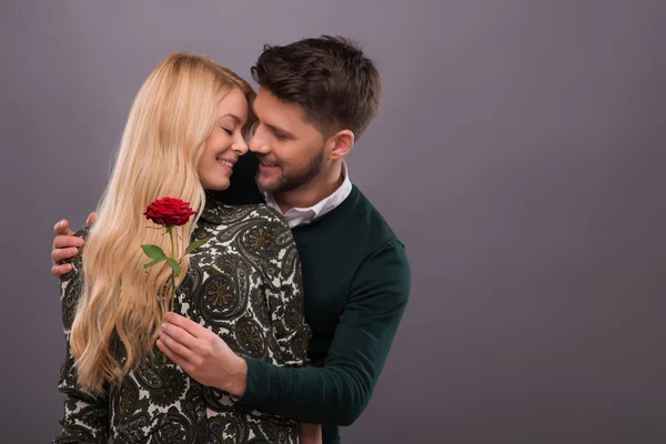 Casal encantador esperando Dia de São Valentim — Fotografia de Stock