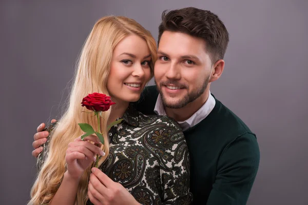 Casal encantador esperando Dia de São Valentim — Fotografia de Stock