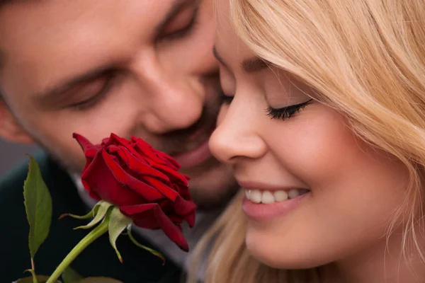 Underbara par väntar på St Valentine Day — Stockfoto