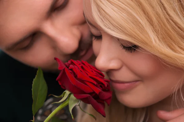 Underbara par väntar på St Valentine Day — Stockfoto