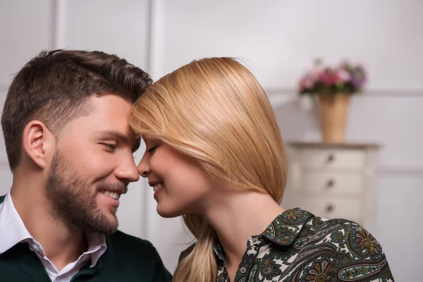 Casal encantador esperando Dia de São Valentim — Fotografia de Stock