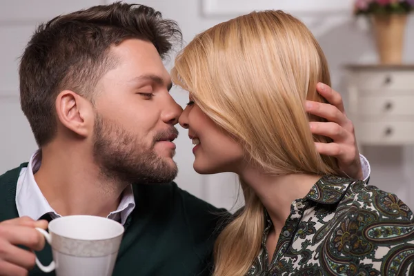 Casal encantador esperando Dia de São Valentim — Fotografia de Stock