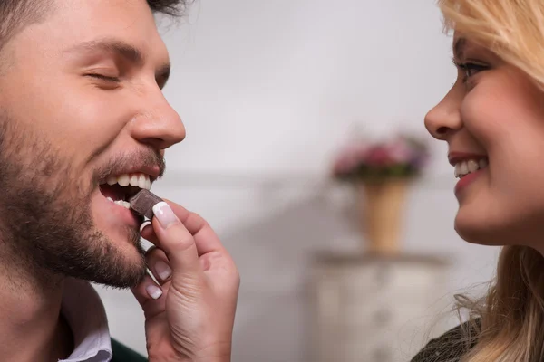 Casal encantador esperando Dia de São Valentim — Fotografia de Stock